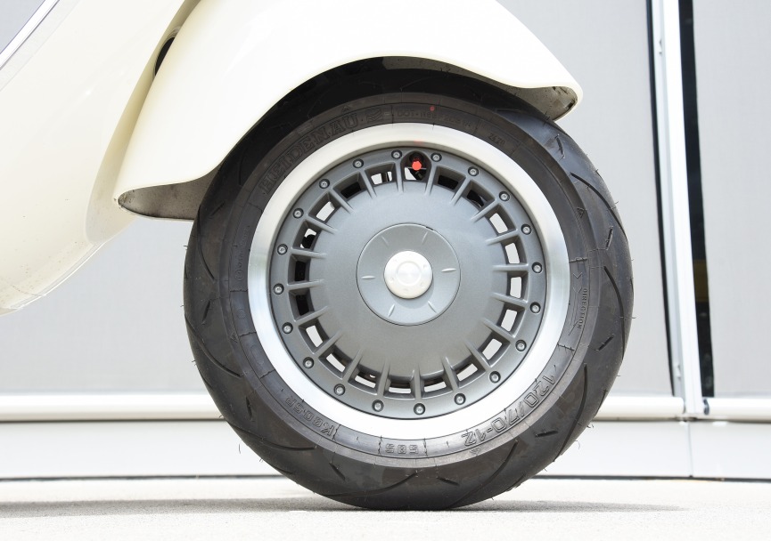 Vespa 946